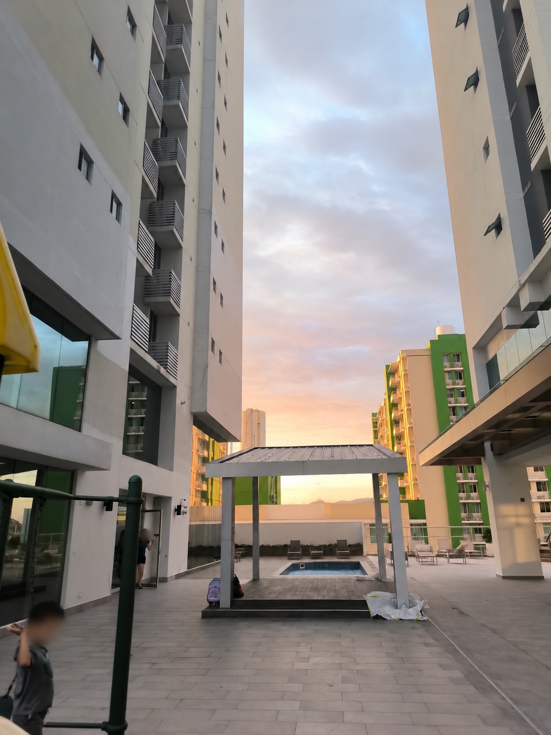 Terraza del área social entre las torres al atardecer