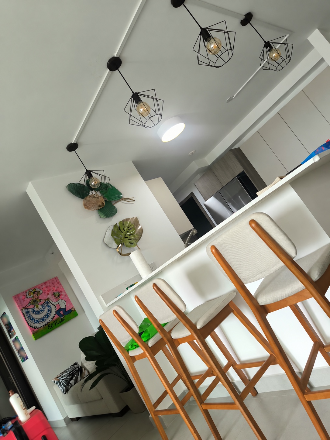 Detalle de la barra y las lámparas de la cocina