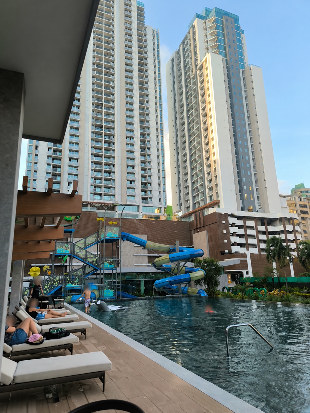 Torres de PH Condado Gardens y piscina con toboganes