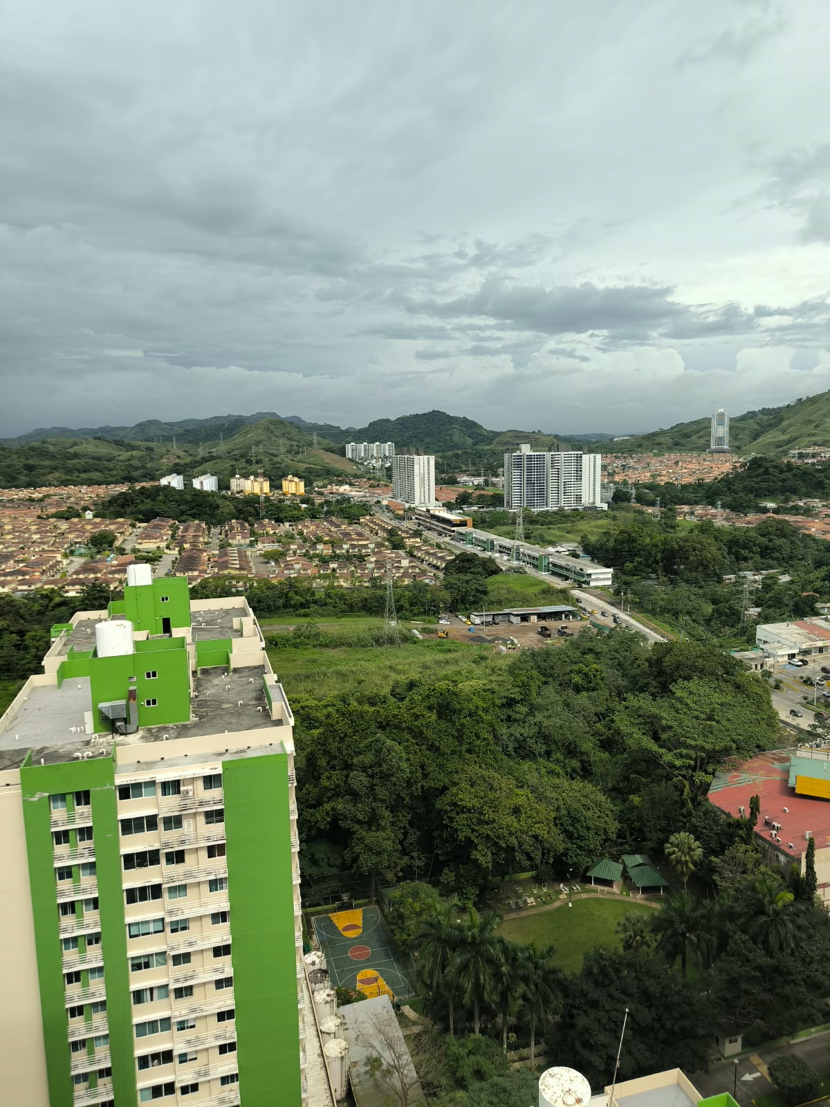 Vista de Condado del Rey y sus áreas verdes desde el apartamento